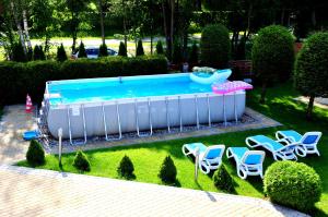 an overhead view of a swimming pool with chairs and a table at Pensjonat Relax in Mikołajki