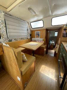 a living room with a table and a couch at Bateau Erebus - Bohême chic in Narbonne