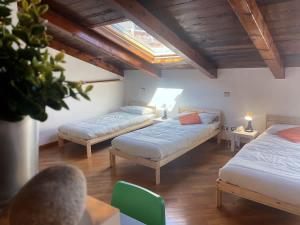 a bedroom with two beds and a table at Viale Monza Chic Stay - Affitti Brevi Italia in Milan