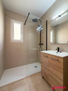 a bathroom with a sink and a shower at Poble Mar 2 in Oropesa del Mar +36 photos