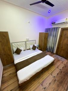 a bedroom with a large bed in a room at Sirtaj Suites in Tājganj