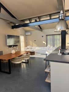 a living room with a table and a couch at Schuurwoning in Weert