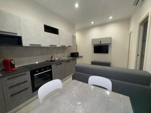 a kitchen with a table and chairs in it at Casa Varone del Vesuvio in Torre Annunziata