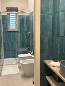 a bathroom with a toilet and a sink and a shower at Casa Varone del Vesuvio in Torre Annunziata
