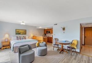 a bedroom with a bed and a table and chairs at Hotel Nashville in Nashville +39 photos