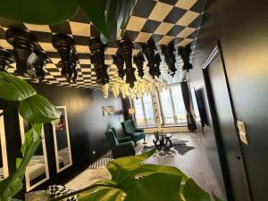 a living room with a black and white checkered ceiling at L'échiquier royal-Studio chic proche château fort in Sedan
