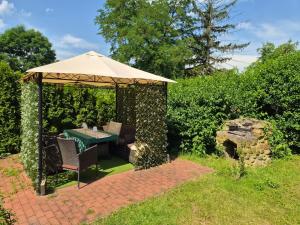 a gazebo with a table and chairs in a yard at Neu!!! Pension Scherz-ruhig am Standrand mit Wasserzugang & Paddelboot in Lübbenau