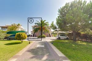 a street sign in the middle of a park at Villa Nefeli - Akti Salonikiou A in Agios Nikolaos