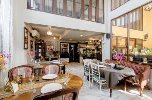 a dining room with tables and chairs at Na Vayla PaPlern in Bangkok