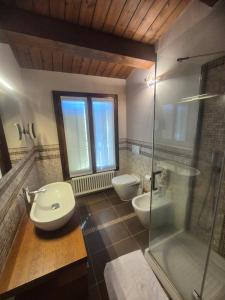 a bathroom with two toilets and a shower at B&B Bella di Notte in Lugo +27 photos
