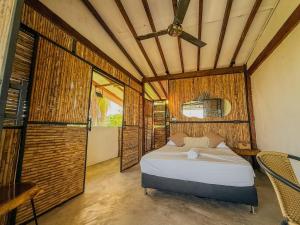 a bedroom with a bed in a room at Finca Campestre Doradal in Doradal