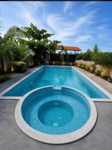 a large swimming pool in a yard at JayKay Resort in Pūrnānkuppam