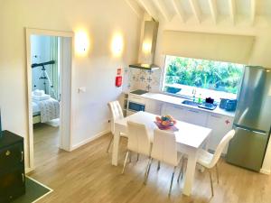 a kitchen and dining room with a table and chairs at AAA plus in Nordeste