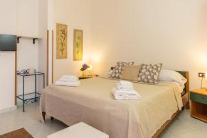 a room with two beds with towels on a bed at Residence Da Carmelo in Palinuro