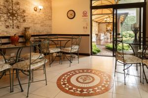 a dining room with a table and chairs at Hostal Villa Toscana in Guatemala