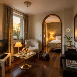 a living room with a room with a bed and a mirror at Der Platengarten in Ansbach