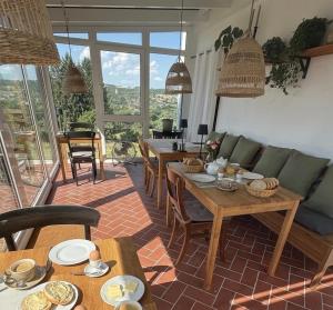a living room with tables and chairs and a couch at B&B Heckerfeld in Burglahr