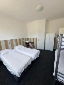 a hotel room with two beds and a desk at hotel Oosterpark in Amsterdam