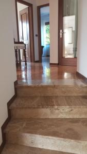 a hallway with a wooden floor and a stairway at Casa Rosmarina in Pieve di Soligo +13 photos