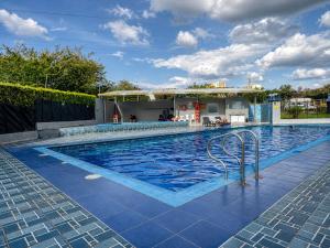 a large swimming pool with blue tiles on the ground at Espectacular Apto in Ibagué