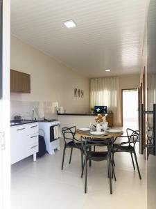 a kitchen and dining room with a table and chairs at Casa 02 - Aconchegante e cheia de estilo - 5 min do centro in Alta Floresta +22 photos