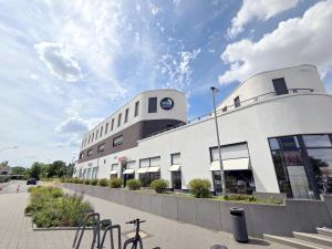 a building with a clock on the side of it at We rooms Shortstay in Karben