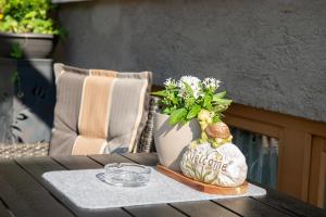 a table with a vase with flowers on it at Appartement Neumayer in Viehhofen