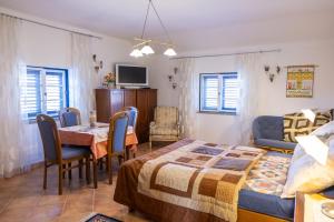 a bedroom with a bed and a table and chairs at Casa de Sume in Monte da Pedra