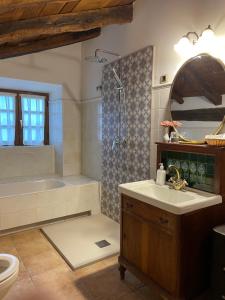 ein Badezimmer mit Waschbecken, Badewanne und Toilette in der Unterkunft Caserio Iruaritz in Amurrio + 28 Fotos