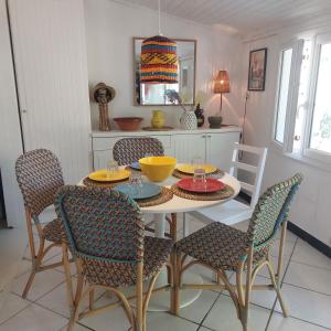 a dining room with a table and chairs at Les canaris in Mimizan-Plage