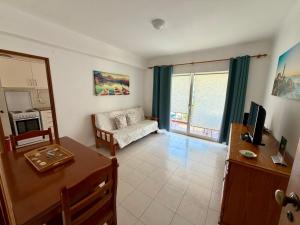 a living room with a couch and a table at Edificio Caique C in Armação de Pêra