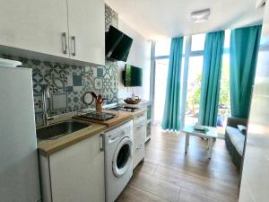 a kitchen with a sink and a washing machine at Paisaje Lunar in Tinajo