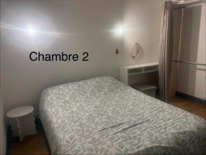a bedroom with a bed in a room at Maison confort ombragé 2 chambres in Amélie-les-Bains-Palalda