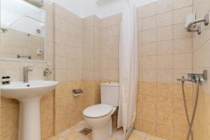 ein Badezimmer mit Toilette und Waschbecken in der Unterkunft Galaxy New Hotel in Pylos + 36 Fotos
