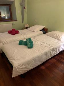 two beds in a room with two bags on them at Les Terrasses de Rostevel in Brech +4 photos