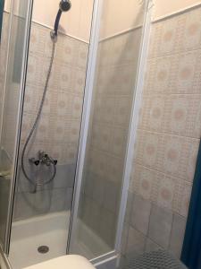 a shower with a glass door in a bathroom at Maison confort ombragé 2 chambres in Amélie-les-Bains-Palalda