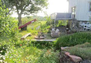 a yard with a couch and a house at Sundqvistens vinden in Emkarby