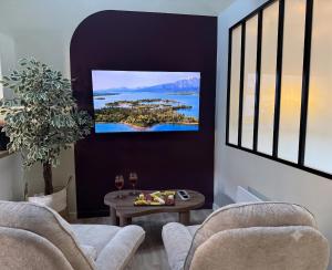 a living room with two chairs and a table with wine glasses at Bulles et cocon in La Roche-Bernard