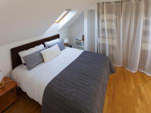 a bedroom with a large bed and a window at Chambre d'hôtes près du Château in Sully-sur-Loire