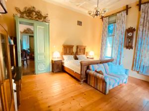 a bedroom with a bed and a couch at Rózsilak in Balatonfüred