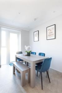 a dining room with a table and chairs at 4BR Braintree Contractor - long stay in Braintree