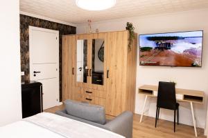 a bedroom with a bed and a desk and a chair at Viceda Home in Yecla