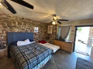 a bedroom with a bed and a ceiling fan at Casa Cantú Estudios A y D in Coronel Esteban Cantú