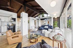 a living room with white furniture and a kitchen at Luxe Mt Adams Lookout in Cincinnati