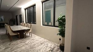 a dining room with a table and chairs and a plant at شاليه السيل الكبير in As Sayl al Kabīr
