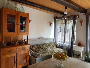 a living room with a couch and a table with a bowl of fruit at Casa Luna Betiluna in Ciclova-Montană