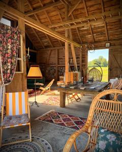 a room with a table and chairs in a cabin at Siedlisko Dobrych Snów in Stare Juchy