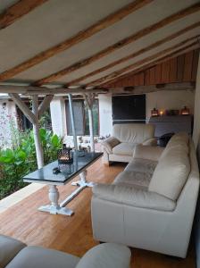 a living room with a white couch and a table at Casa Luna Betiluna in Ciclova-Montană