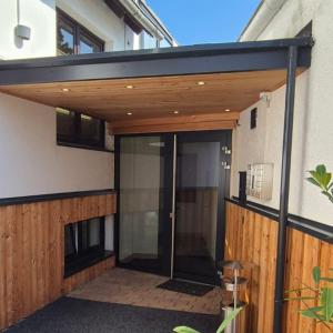 an open door of a house with a wooden fence at Hotel Zollhaus Hülperode in Hülperode