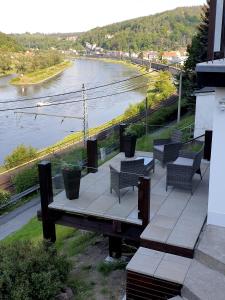 a patio with benches and a view of a river at Elbblick-kleine-Wohnung-mit-Terrasse in Gollhofen